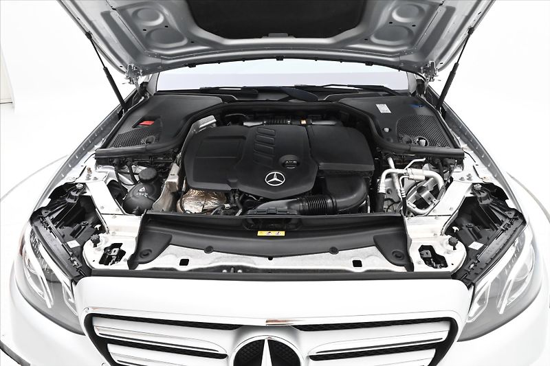 Mercedes-Benz Třídy E 2,0 220d 143 kW Avantgarde AT9 - fotka 9 z 33