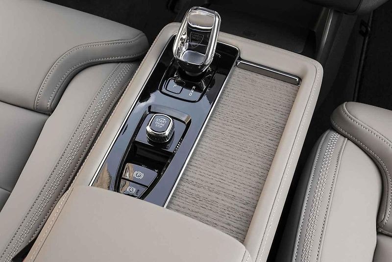 Jitka Čvančarová vozí svou dcerku v Porsche Cayenne.