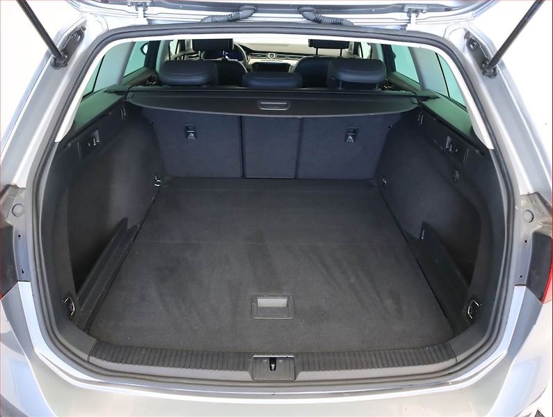 Volkswagen Passat (2018) 2.0 TDI, Automat, Kůže, Navi - fotka 14 z 20