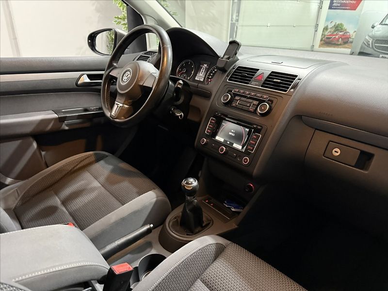 Volkswagen Touran 1,6   TDI 77KW VÝHŘEV TAŽNÉ - fotka 15 z 19