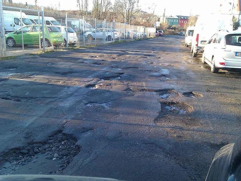 „Vršovické minové pole“, tedy ulice U Seřadiště je pravděpodobně nejrozbitější v Praze. Na stovce metrů tu najdete desítky výtluků. Už několik let se jí nedaří opravit kvůli složitým majetkoprávním vztahům.