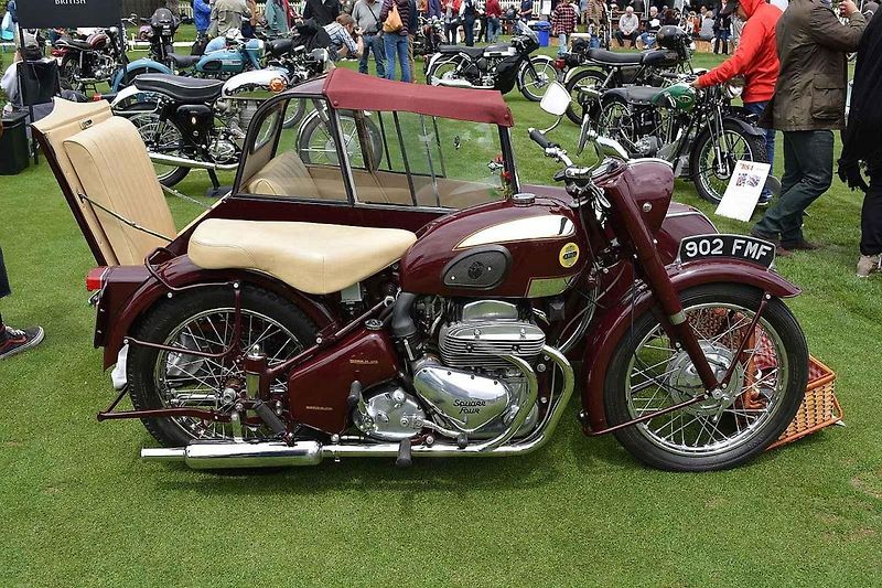 Motocykl Ariel Square Four je považován za Aston Martin mezi jednostopými vozidly. Na snímku je stroj z roku 1953.