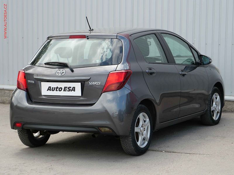 Toyota Yaris (2014) 1.3 VVT- i, ČR, AC, park - fotka 4 z 18