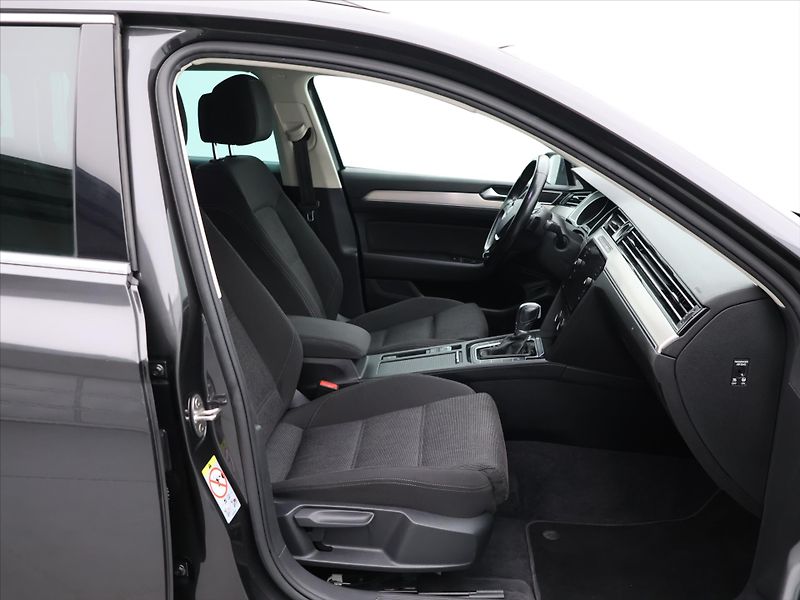 Volkswagen Passat 2,0 TDI 110kW DSG LED 1.Maj - fotka 13 z 31