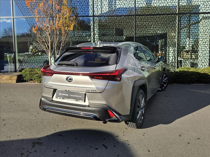 Lexus UX 300h 2,0 F SPORT Design - fotka 7 z 16