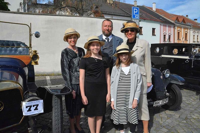Stovka nablýskaných motocyklů a automobilů předválečné a meziválečné éry vyrazila v neděli z Horního náměstí v Přerově na spanilou jízdu regionem. Nejstarší účastnicí byla osmaosmdesátiletá Libuše Šulcová, která na trasu vyrazila na motocyklu BSA 770 se s