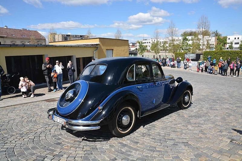 Automobiloví a motocykloví veteráni se vydali v neděli na tradiční jízdu Ze zámku na hrad. Start byl na Horním náměstí v Přerově, kde si lidé užili bohatý program.