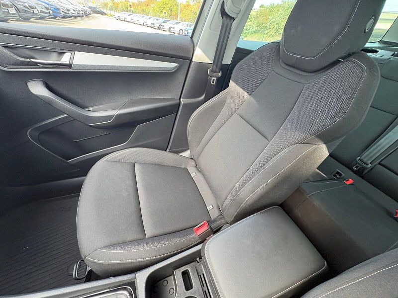 Škoda Karoq (2025) DSG 2.0 TDI / 110kW / SELECTIO - fotka 21 z 24