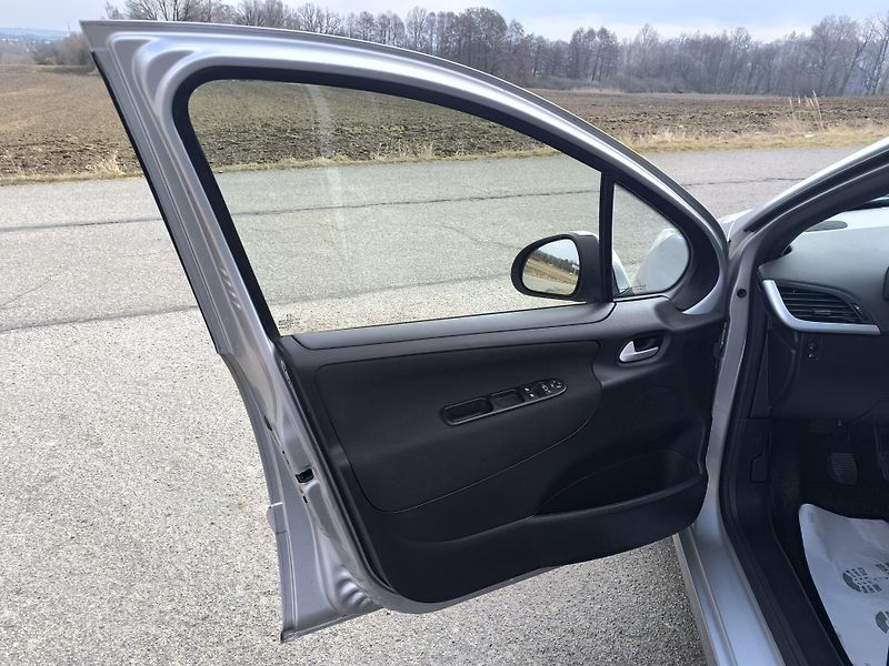 Peugeot 207 1.4  1.MAJITEL, DOLOŽENÉ KM - fotka 10 z 25