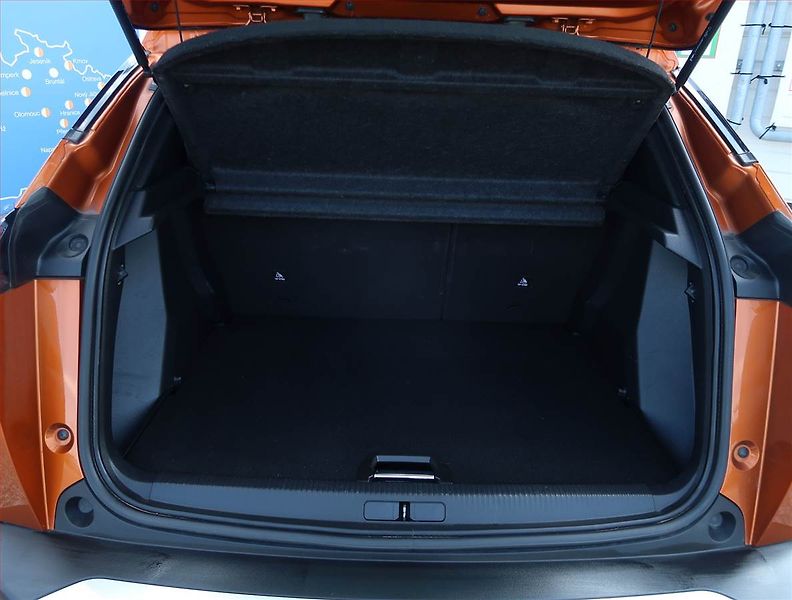Peugeot 2008 (2020) 1.2 PureTech, Kůže, Tempomat - fotka 13 z 21