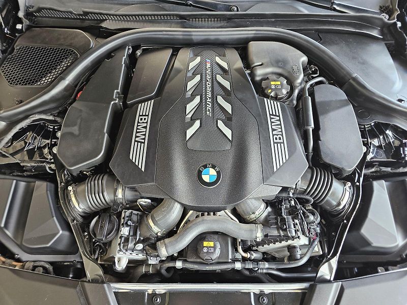 BMW Řada 5 M550i xDrive - fotka 11 z 32
