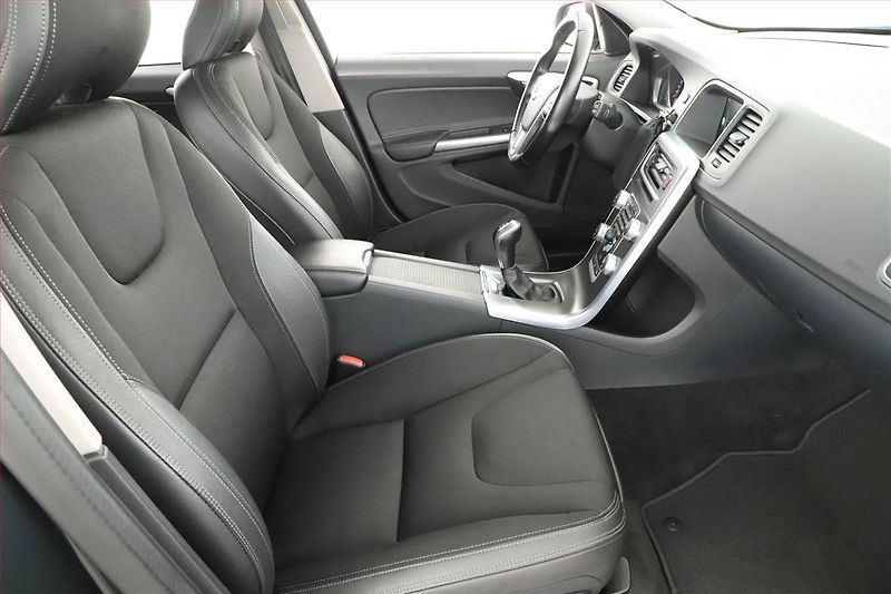 Volvo V60 (2016) T4 2.0, Serv.kniha, Kůže, Navi - fotka 7 z 17