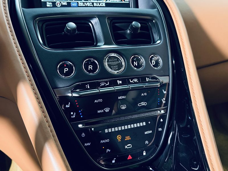 Aston Martin DBS (2019) 5.2.V12*Q*SUPERLEGGERA*CERAM - fotka 39 z 50