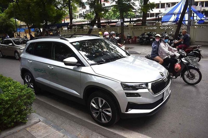 Oltářík s bůžkem uvnitř vietnamského autosalonu Škoda.