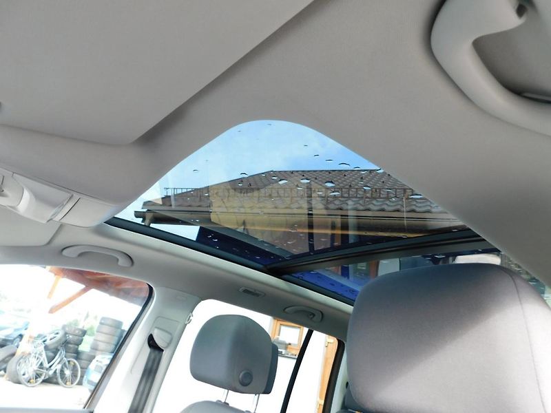 Volkswagen Touran (2012) 2.0 TDi Webasto - fotka 17 z 29