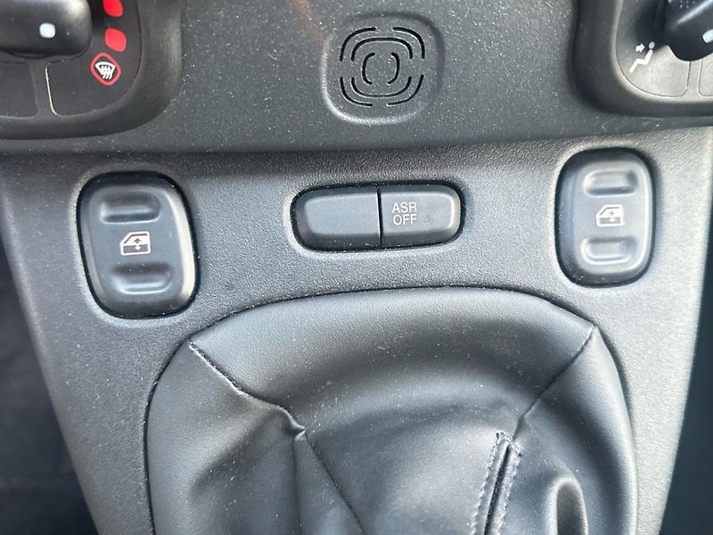 Fiat Panda (2023) 1.0 Hybrid 70cv MAN CROSS - fotka 16 z 18