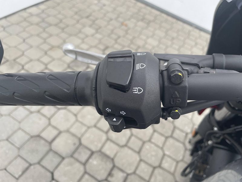 Moto Guzzi (2026) V7 Stone Corsa EU5 - fotka 9 z 10