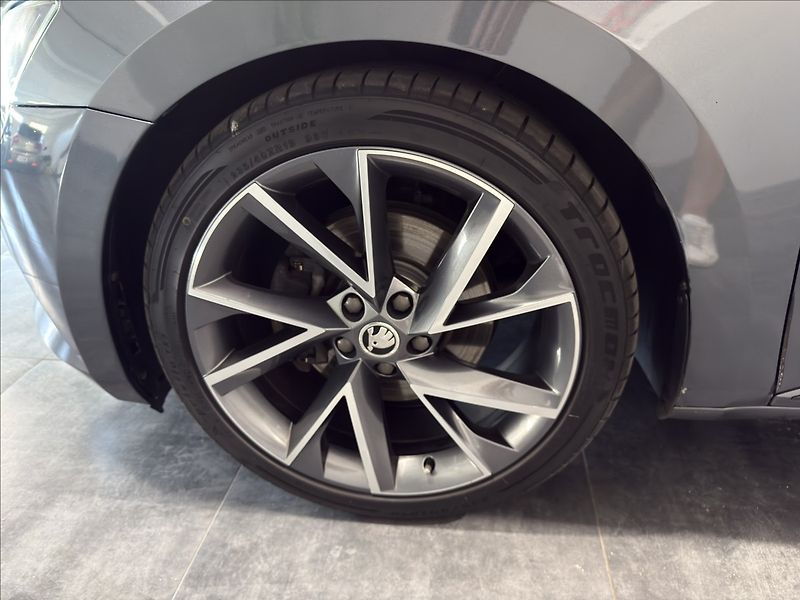 Škoda Superb 2,0   TDI 4x4 DSG SPORTLINE - fotka 35 z 39