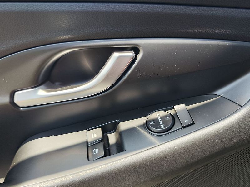 Hyundai i30 1.5i/81kW Start Plus - fotka 23 z 24