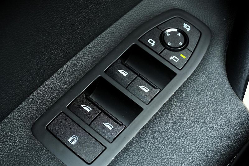 BMW iX 40, SoH 96,8%, SkyLounge,Tažné - fotka 24 z 37