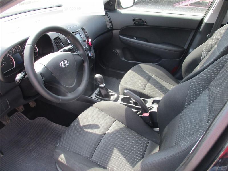 Hyundai i30 1,4 i 16v, klima, serviska, - fotka 17 z 38