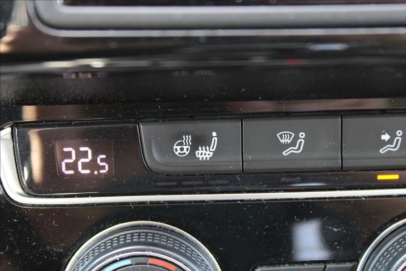 Volkswagen Passat 2,0 TDi  HIGHLINE, 4 x 4, DSG - fotka 28 z 38