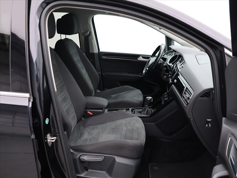 Volkswagen Touran 2,0 TDI 110kW DSG Highline 7M - fotka 12 z 35