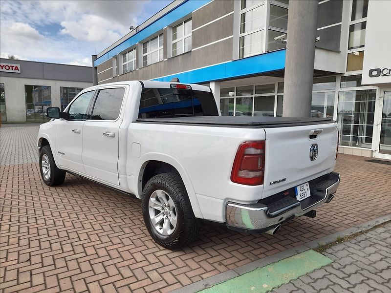 RAM 1500 5,7 HEMI LARAMIE 4x4 - fotka 8 z 33