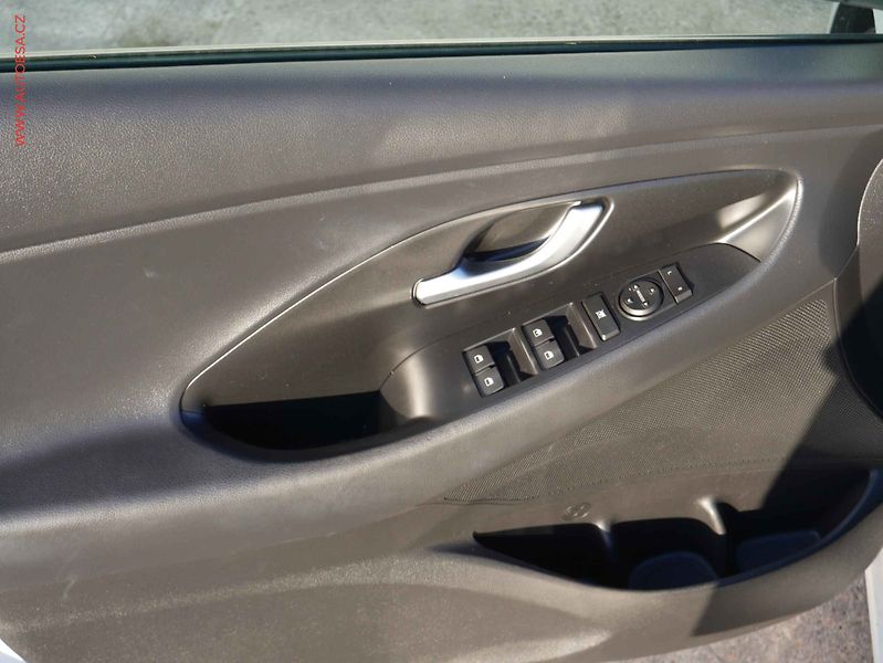 Hyundai i30 (2018) 1.0 T-GDI, ČR, STK3/28, AC - fotka 14 z 14
