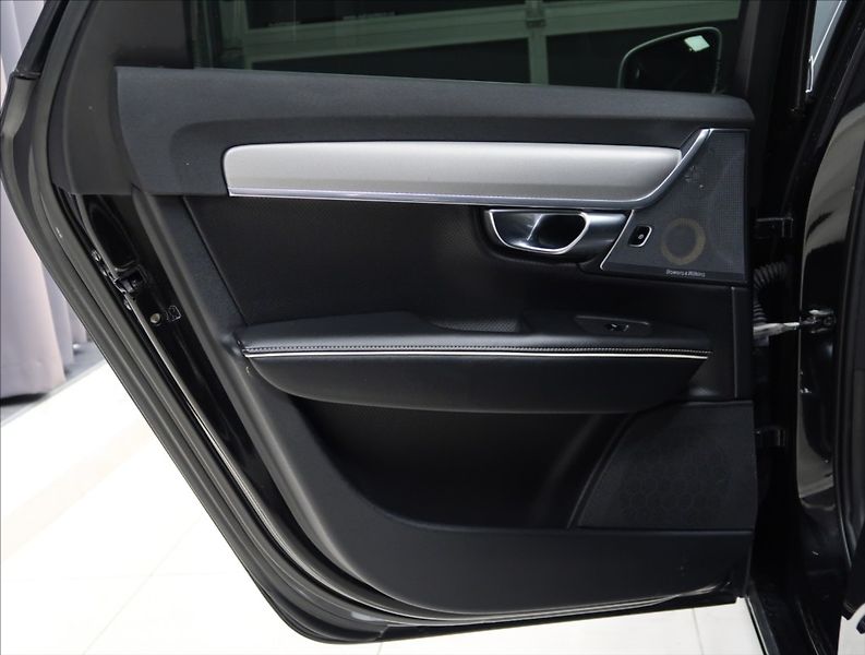 Volvo S90 2,0 T8 TWINENGINE AWD R-DESIGN - fotka 40 z 52
