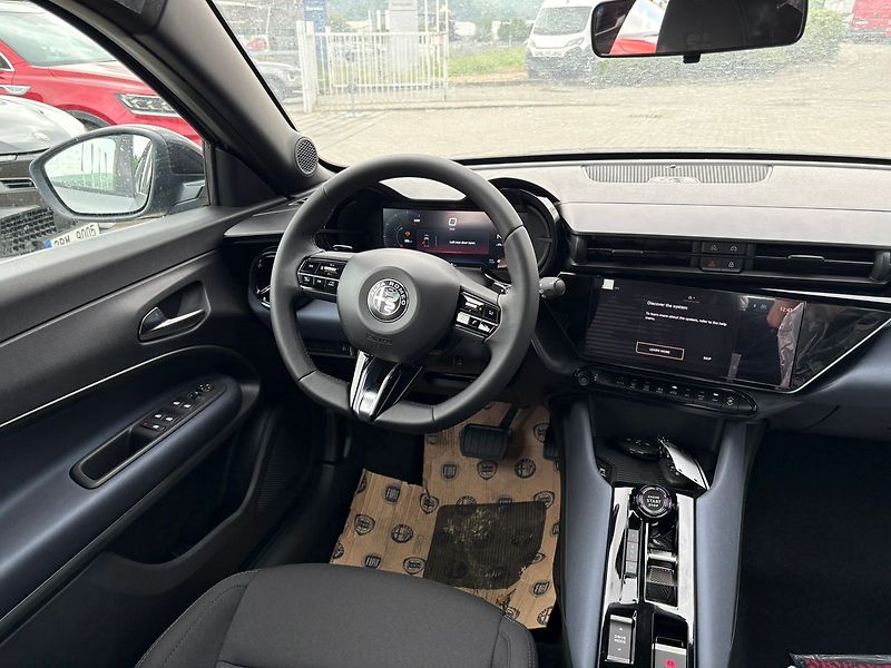 Alfa Romeo Junior Ibrida 1.2 Turbo Hybrid 145k e - fotka 11 z 16