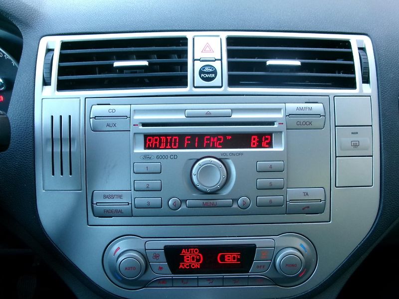 Ford Kuga 2,0TDCI AUTOKLIMA 4x4 TAŽNÉ - fotka 19 z 30