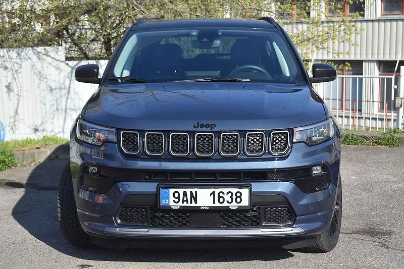 Jeep Compass již je k mání jen s menší či větší elektrifikací