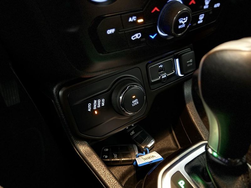 Jeep Renegade (2020) 1.3i,T4,180CV,REZERVOVÁNO - fotka 25 z 28