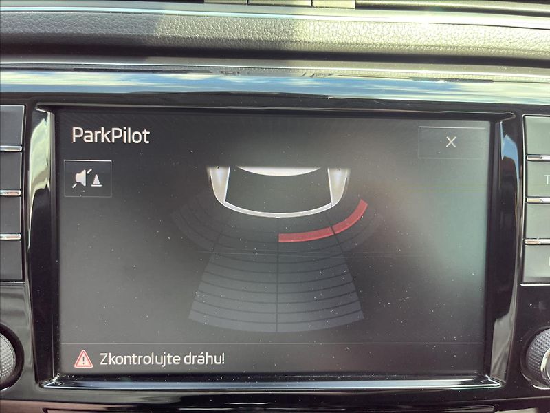 Škoda Superb 2,0 TDi DSG  NAVI BIXEN ACC AL - fotka 20 z 50