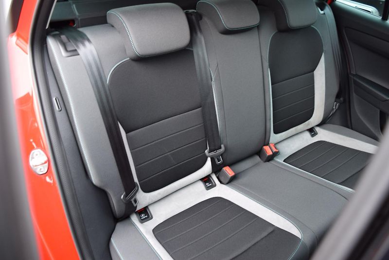 Škoda Fabia (2016) 1.2TSI 66kw ED. JOY TAŽNÉ APP  - fotka 42 z 49