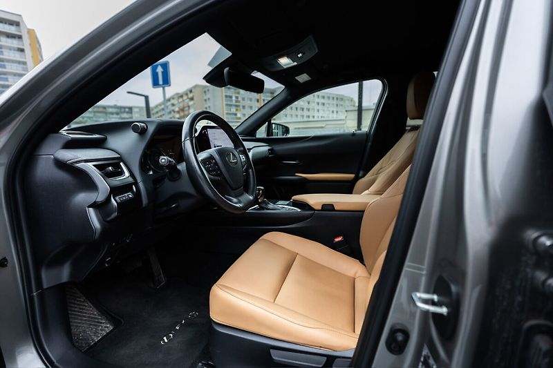 Lexus UX 250h 250H 2,0 HEV F SPORT DESIGN - fotka 8 z 22