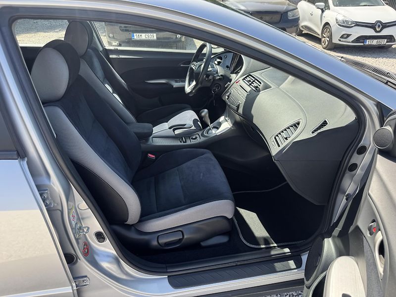 Honda Civic (2006) 1,4i-VTEC,SPORT,rezervace - fotka 22 z 36