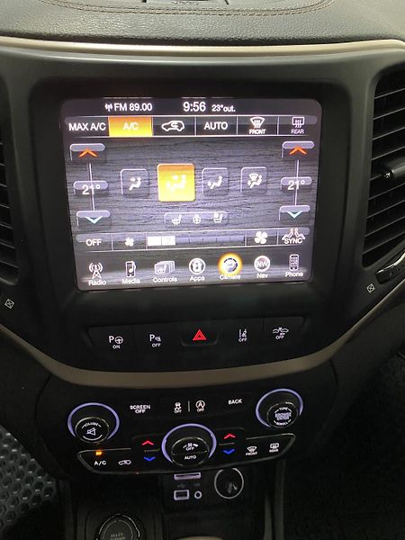 Jeep Cherokee 2.2 M-JET,A/T,4x4,1.MAJ.TZ - fotka 27 z 31