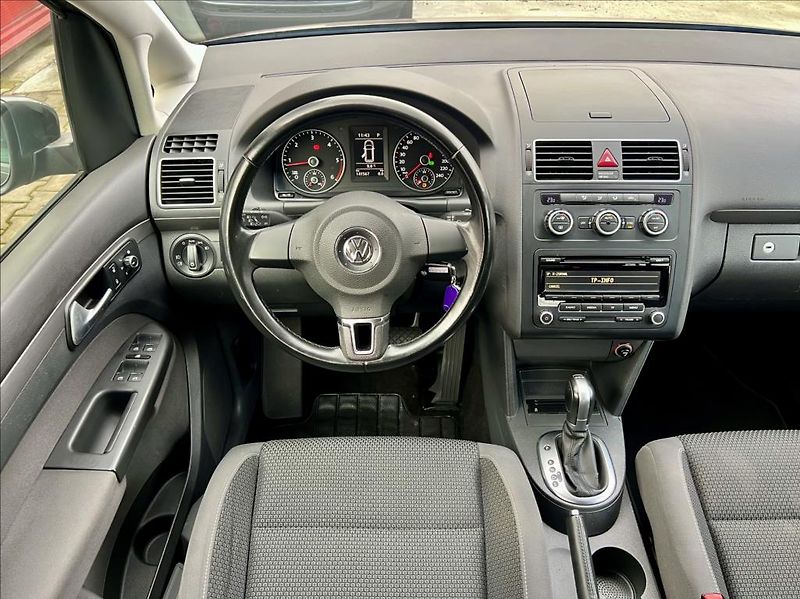 Volkswagen Touran 1,6 TDi / KLIMA / 7MÍST / DSG - fotka 24 z 39