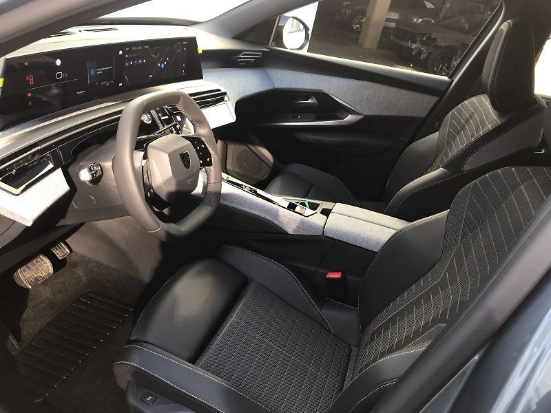 Peugeot 5008 (2025) ALLURE Hybrid e-DCS6 1,2 - fotka 10 z 12