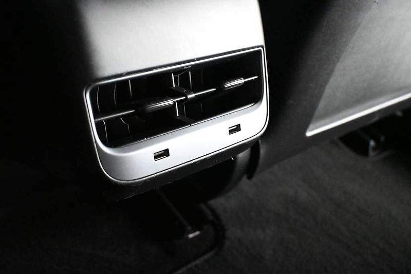 Tesla Model 3 (2019) AWD DUALMOTOR 350 KW LED Kamer - fotka 30 z 36