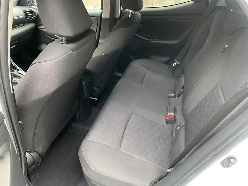 Toyota Yaris 1.5 HYBRID 96 kW 1.MAJITEL - fotka 9 z 16