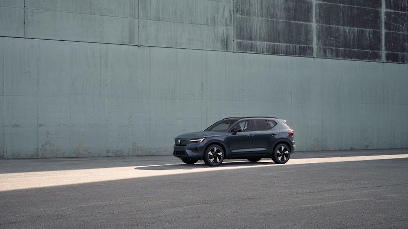 Volvo EX40 (2026) PURE ELECTRIC AWD TWIN PLUS - fotka 10 z 17