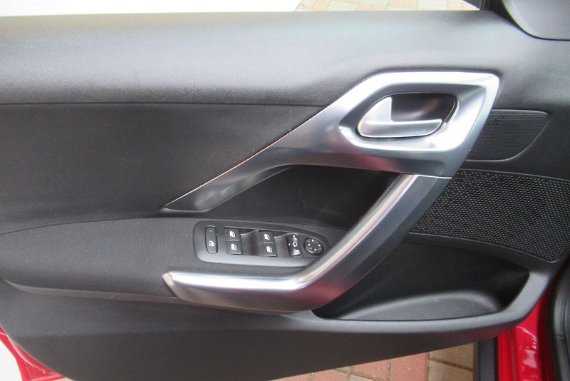 Peugeot 2008 1.2 PureTech AUT. KLIMA - fotka 23 z 25