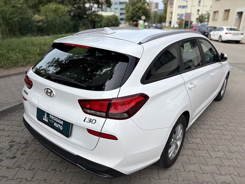 Hyundai i30 1.6 CRDi automat  - fotka 8 z 24