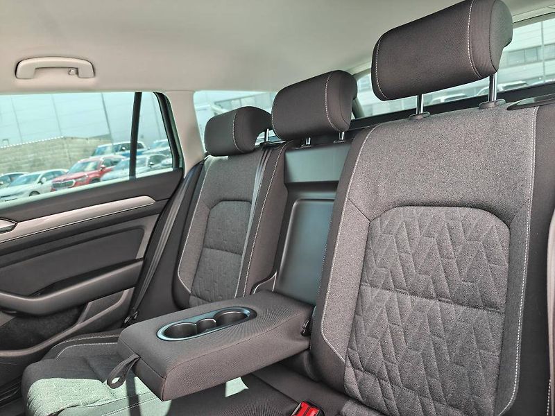 Volkswagen Passat Business  2,0TDi - fotka 9 z 23