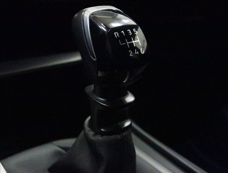 Peugeot 308 1,2 PT ALLURE NAVI KAMERA ČR - fotka 31 z 46