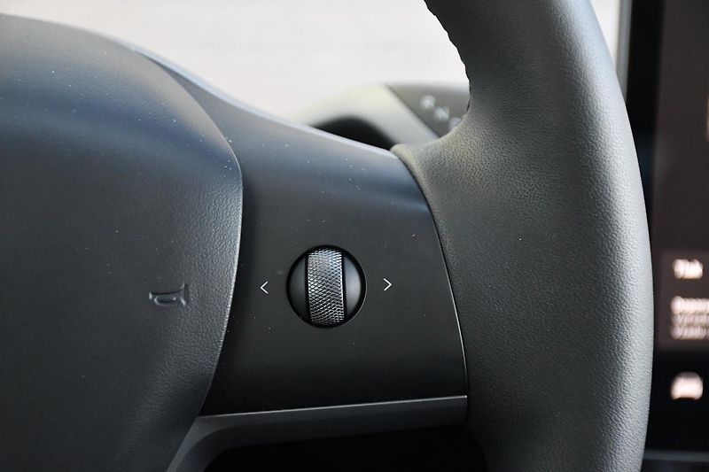 Tesla Model Y LONG RANGE DUAL REZERVACE - fotka 23 z 38