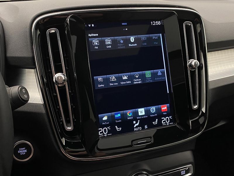 Volvo XC40 T2 MOMENTUM REZERVACE - fotka 37 z 44